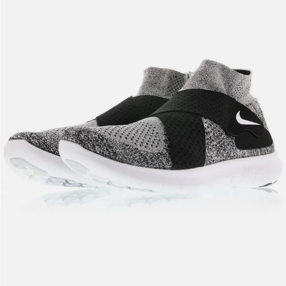 NWOT Nike RN Motion FLYKNIT Black and White Knit Sneakers 5.5 - Picture 2 of 15